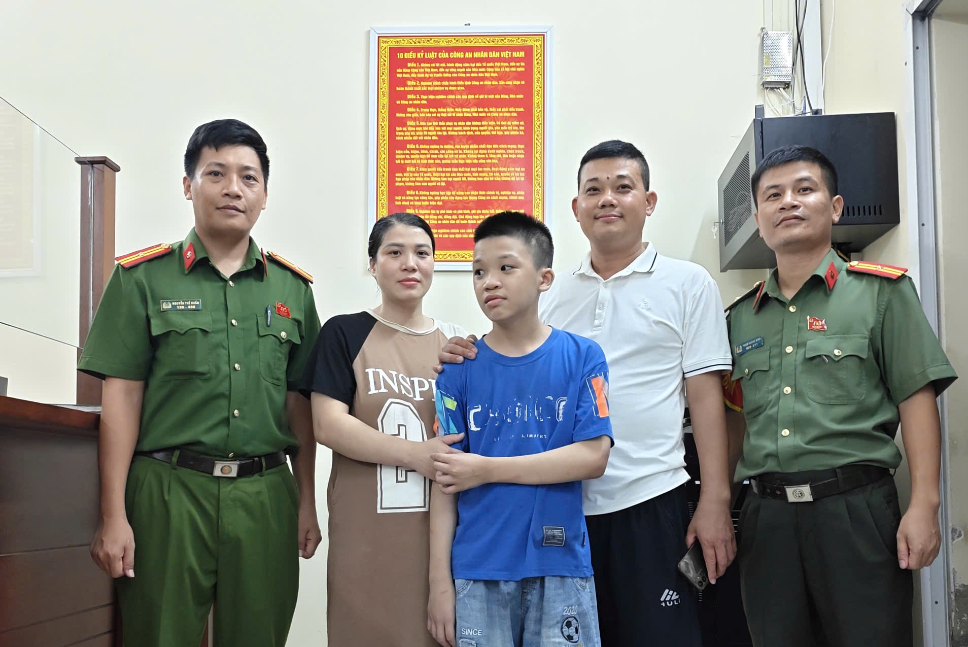 Công an phường Hưng Đạo: Đưa cháu bé đi lạc về với gia đình